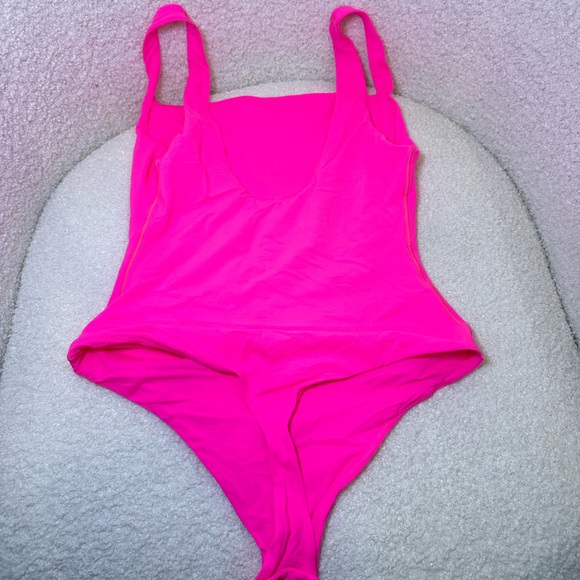 Skims Square Neck Body Suit - Picture 2 of 4